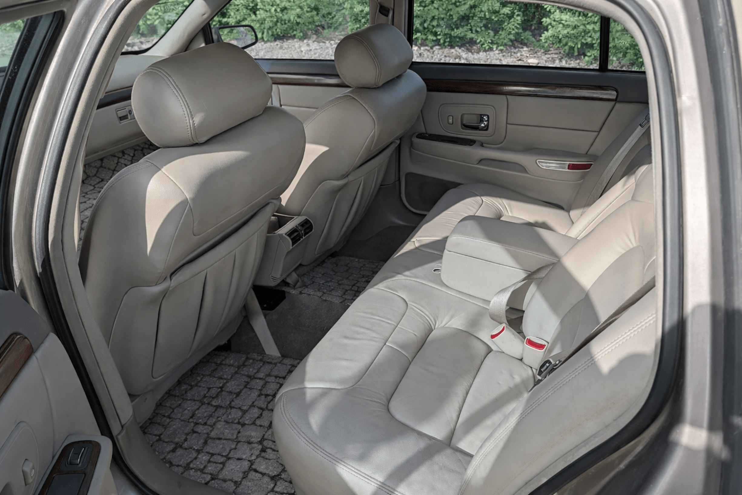 Скандал на Bring a Trailer: аукціон випадково пропустив фото автомобіля, відредаговані штучним інтелектом - фото 3