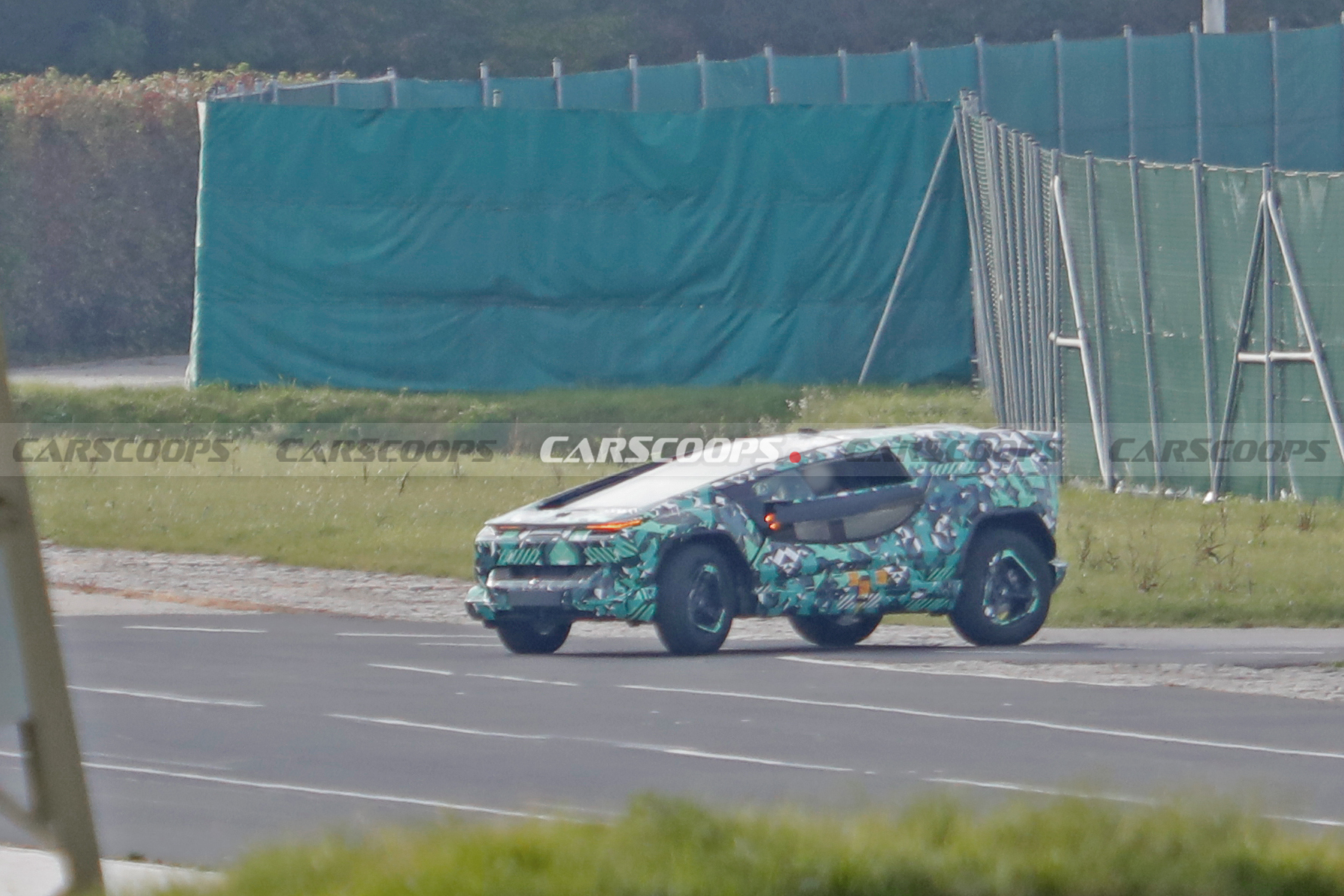 Саудівський бренд Ceer вивів на тести футуристичний електромобіль з гігантським склом - фото 1