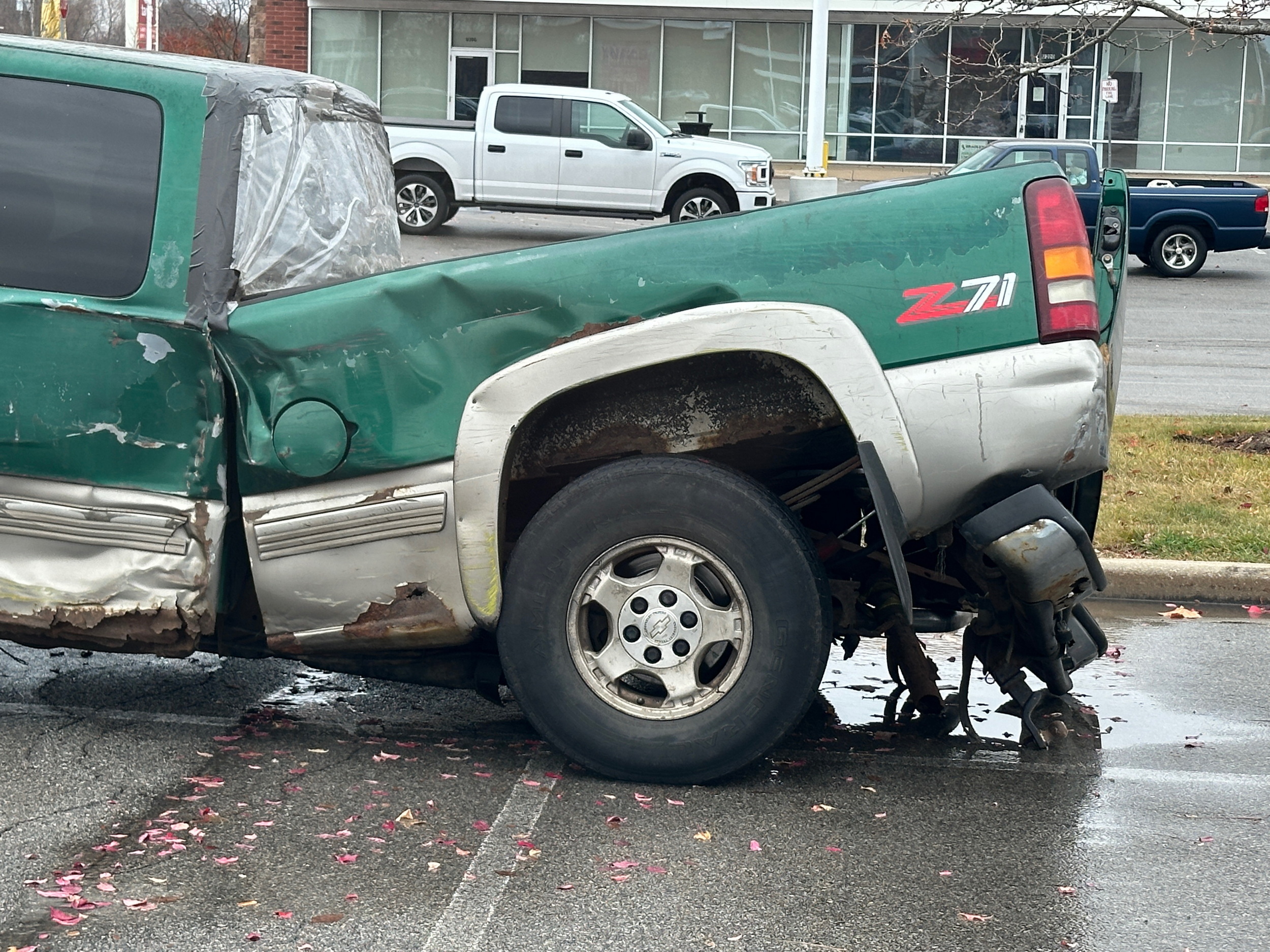 Зруйнований пікап, що став мемом, приніс власнику нове авто та віру в людей - фото 3