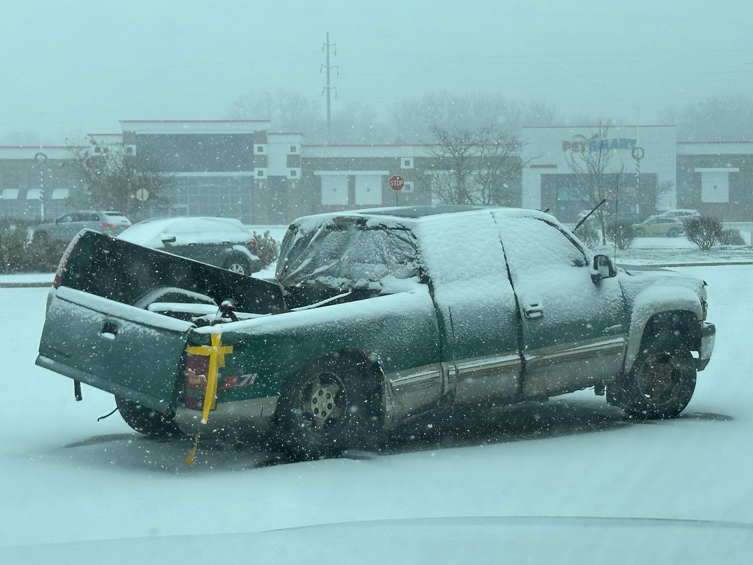 Зруйнований пікап, що став мемом, приніс власнику нове авто та віру в людей - фото 4