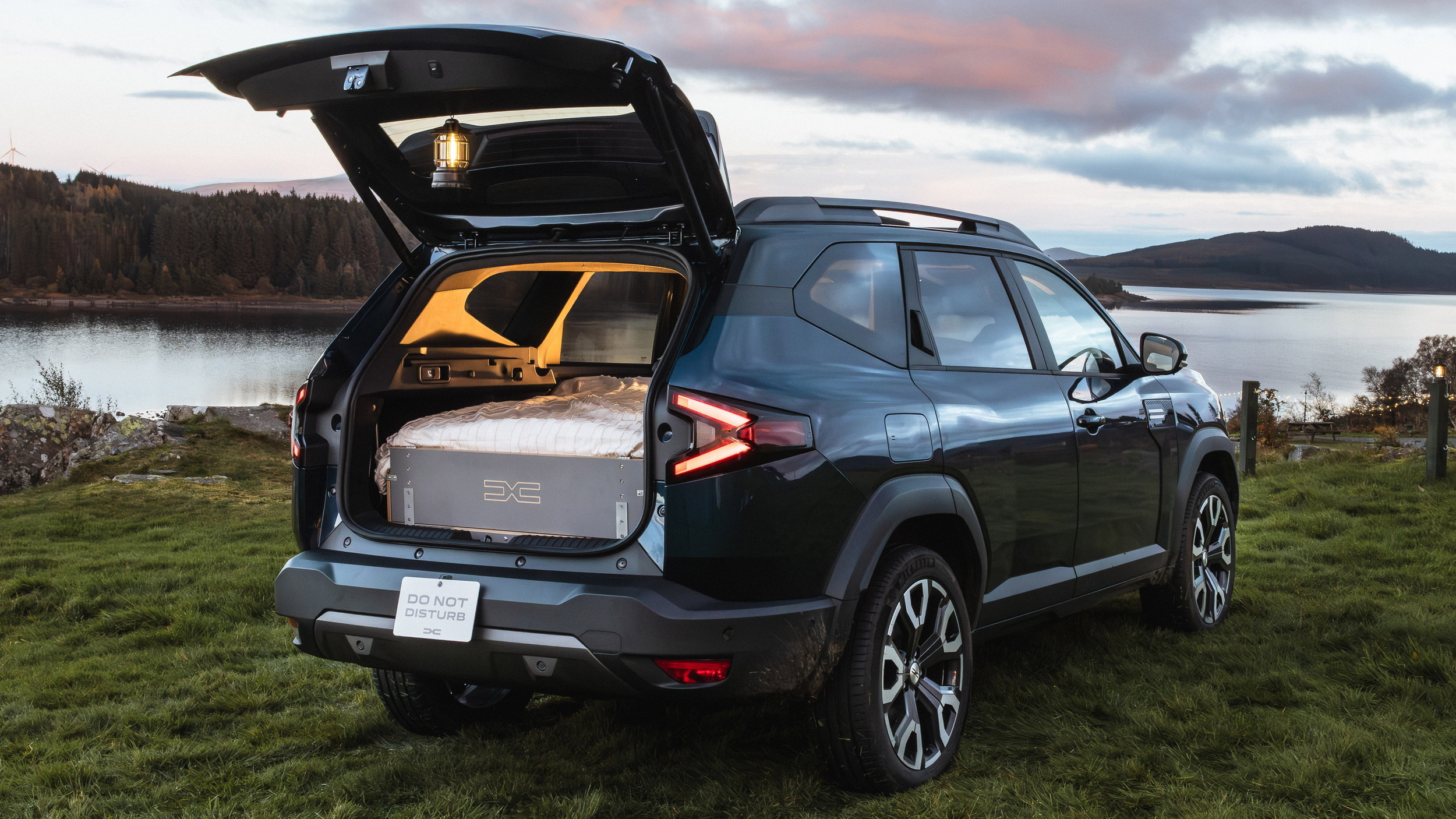 Dacia відкриває «Готель мільйона зірок» у нових кросоверах Bigster - фото 1