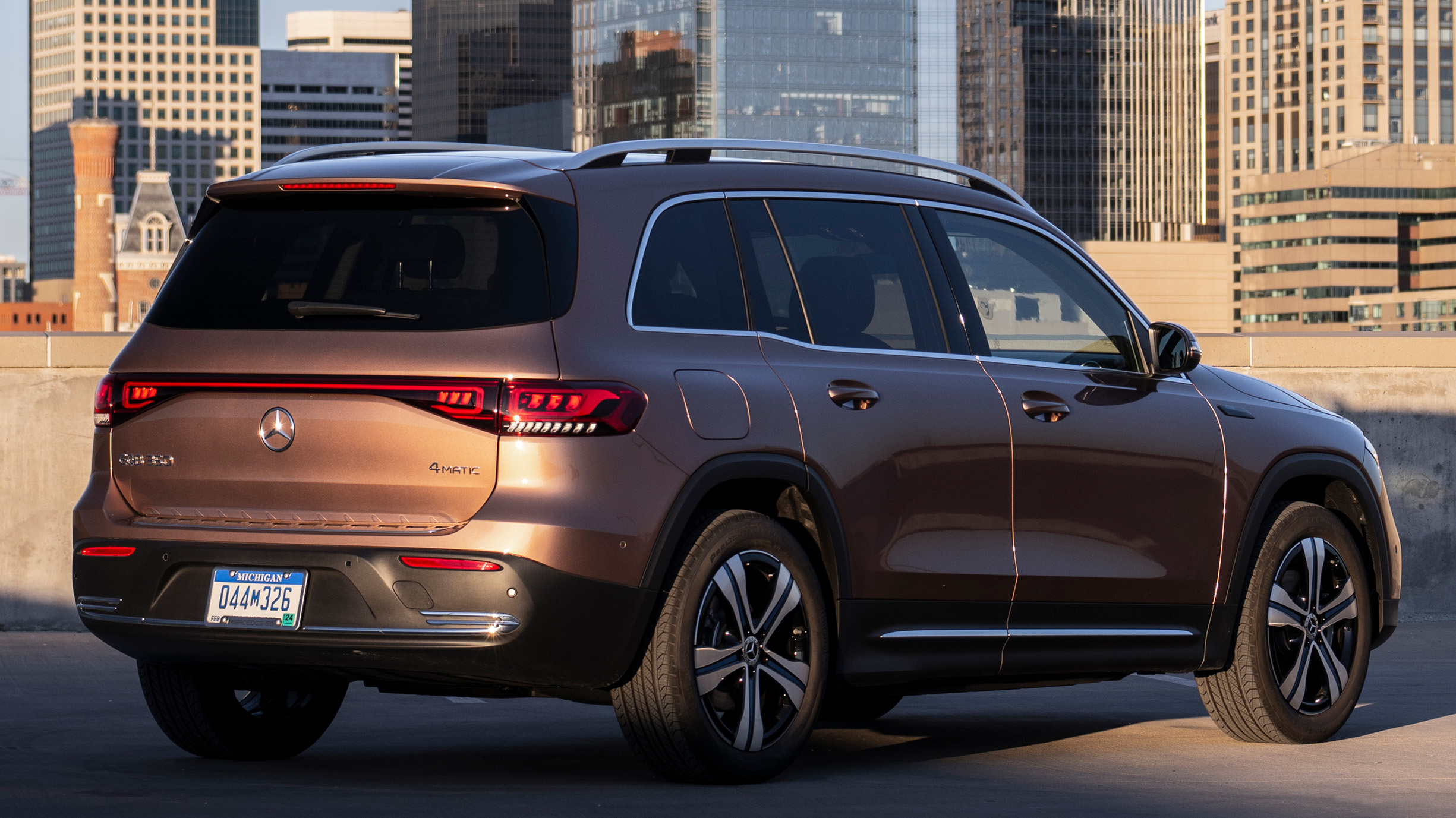 Mercedes-Benz закликає власників електричних кросоверів обмежити зарядку: існує ризик пожежі - фото 2