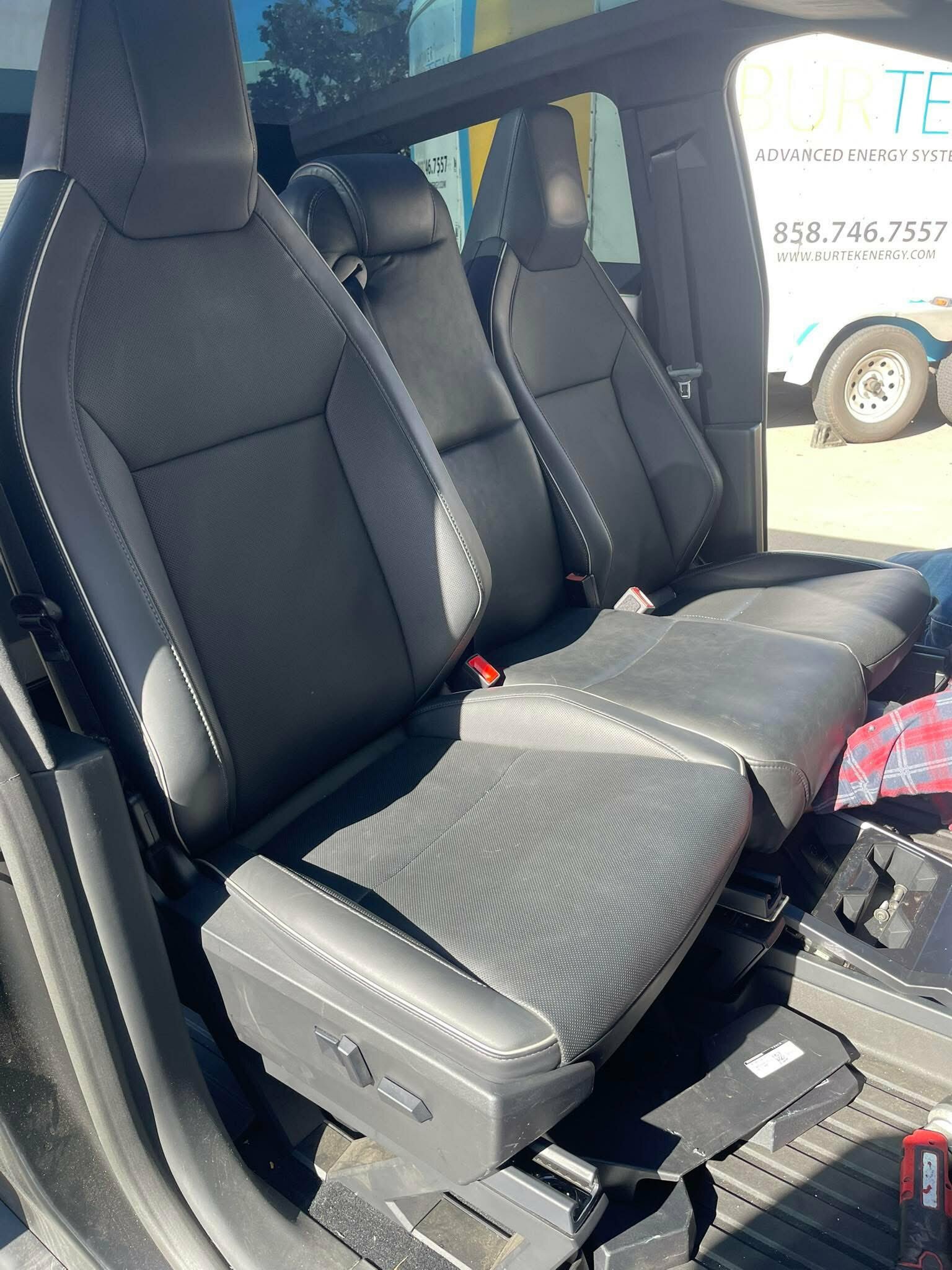 Власник Tesla Cybertruck самостійно додав шосте сидіння в салон: виглядає фірмово, але є нюанс - фото 1