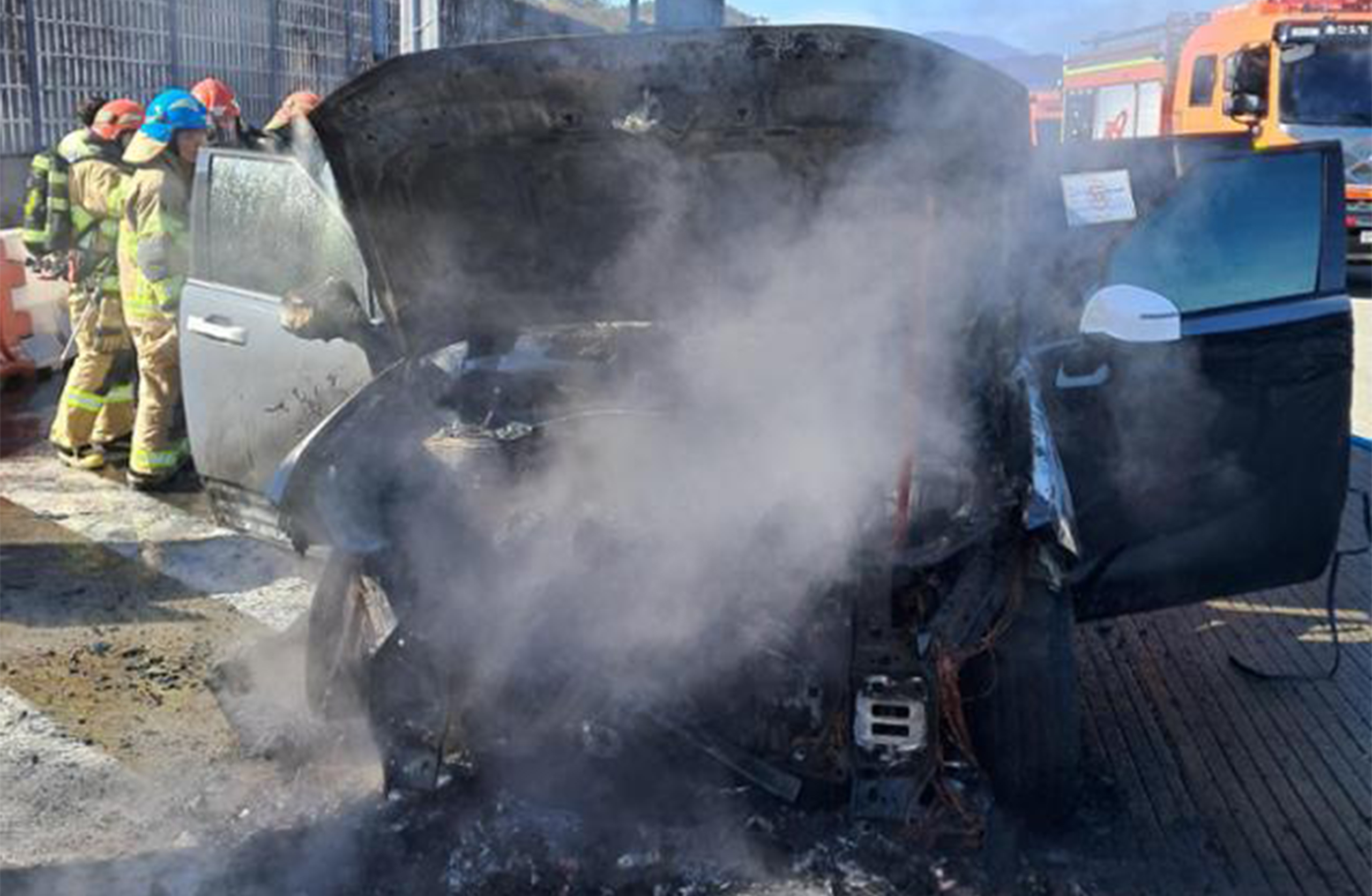 Прототип оновленого Hyundai Santa Fe згорів вщент під час тестів у Кореї - фото 1