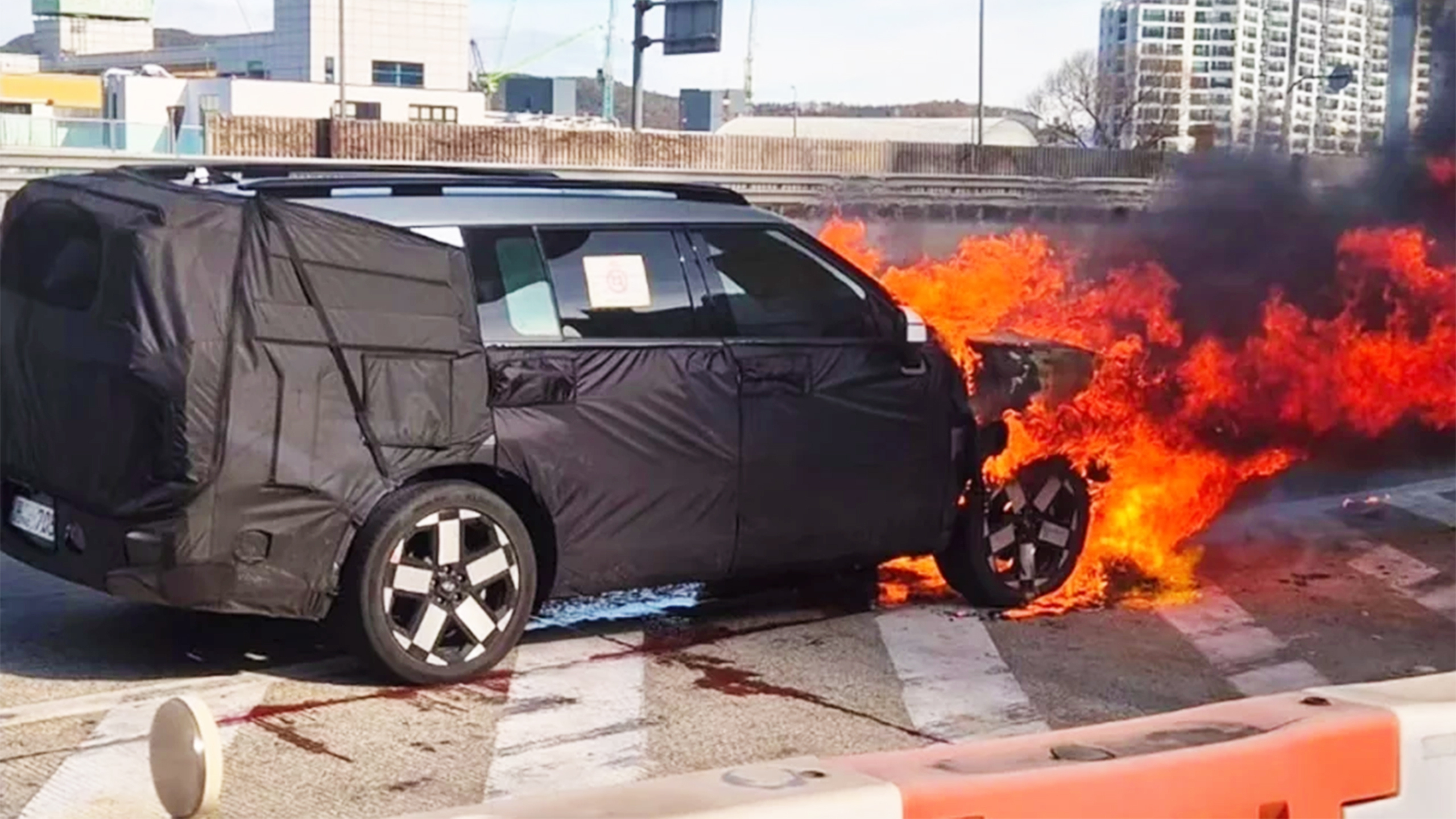 Прототип оновленого Hyundai Santa Fe згорів вщент під час тестів у Кореї - фото 2