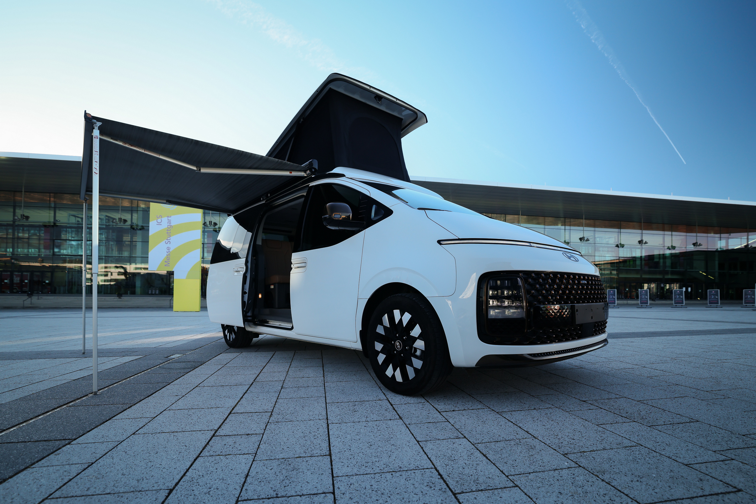 Hyundai представила електричний кемпер Staria з сонячними панелями та «розумним» склом - фото 2