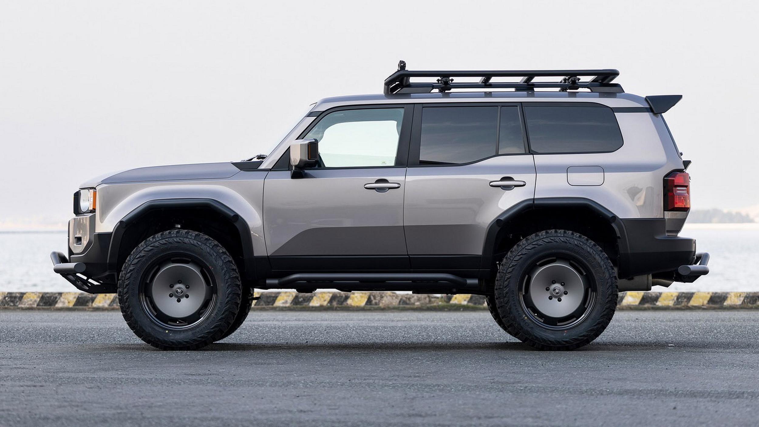 Японські тюнери створили найбрутальнішу версію Toyota Land Cruiser: вона вища за AMG G 63 - фото 3