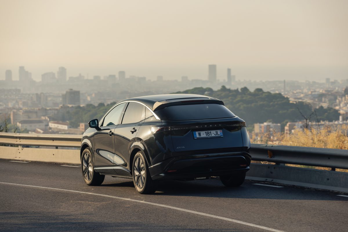 Nissan представив концепт Ariya із сонячними панелями, що збільшують запас ходу - фото 2