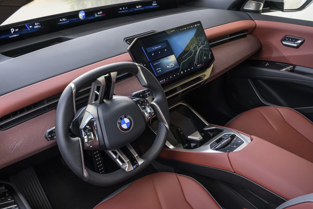 Новий BMW iX3 викликав ажіотаж: авто розкуплені до 2026 року, завод переходить на посилений режим - фото 1