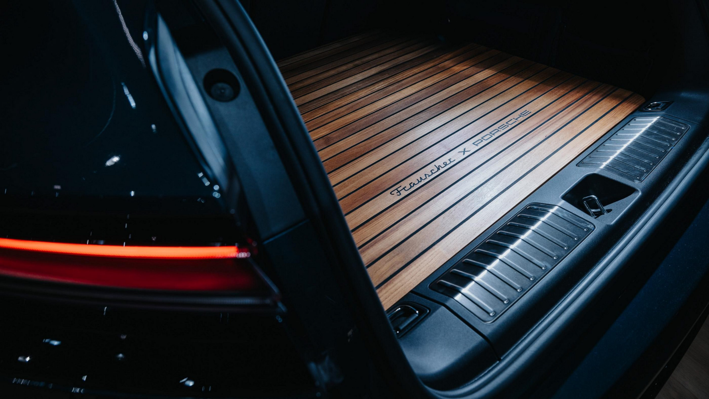 Porsche та Frauscher представили унікальний Macan Turbo та новий електричний катер - фото 3