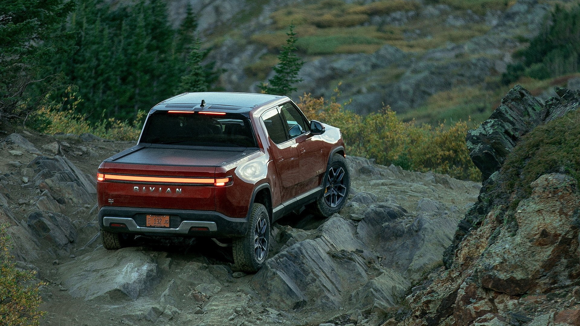 Rivian відкликає електромобілі R1T та R1S через проблему з ременями безпеки - фото 1