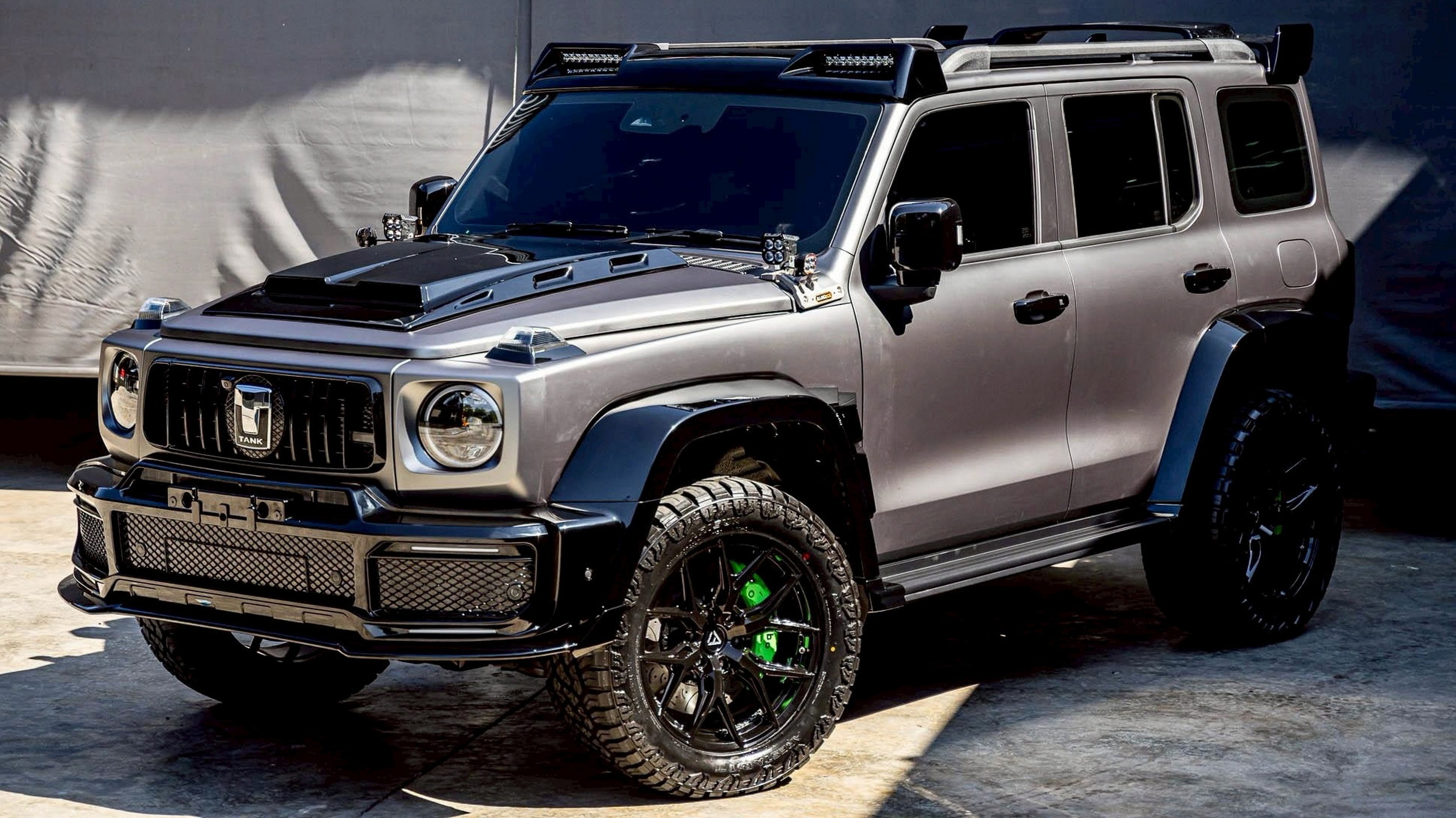 Ефектна підробка: у Таїланді перетворили китайський Tank 300 на копію Brabus G63 - фото 3