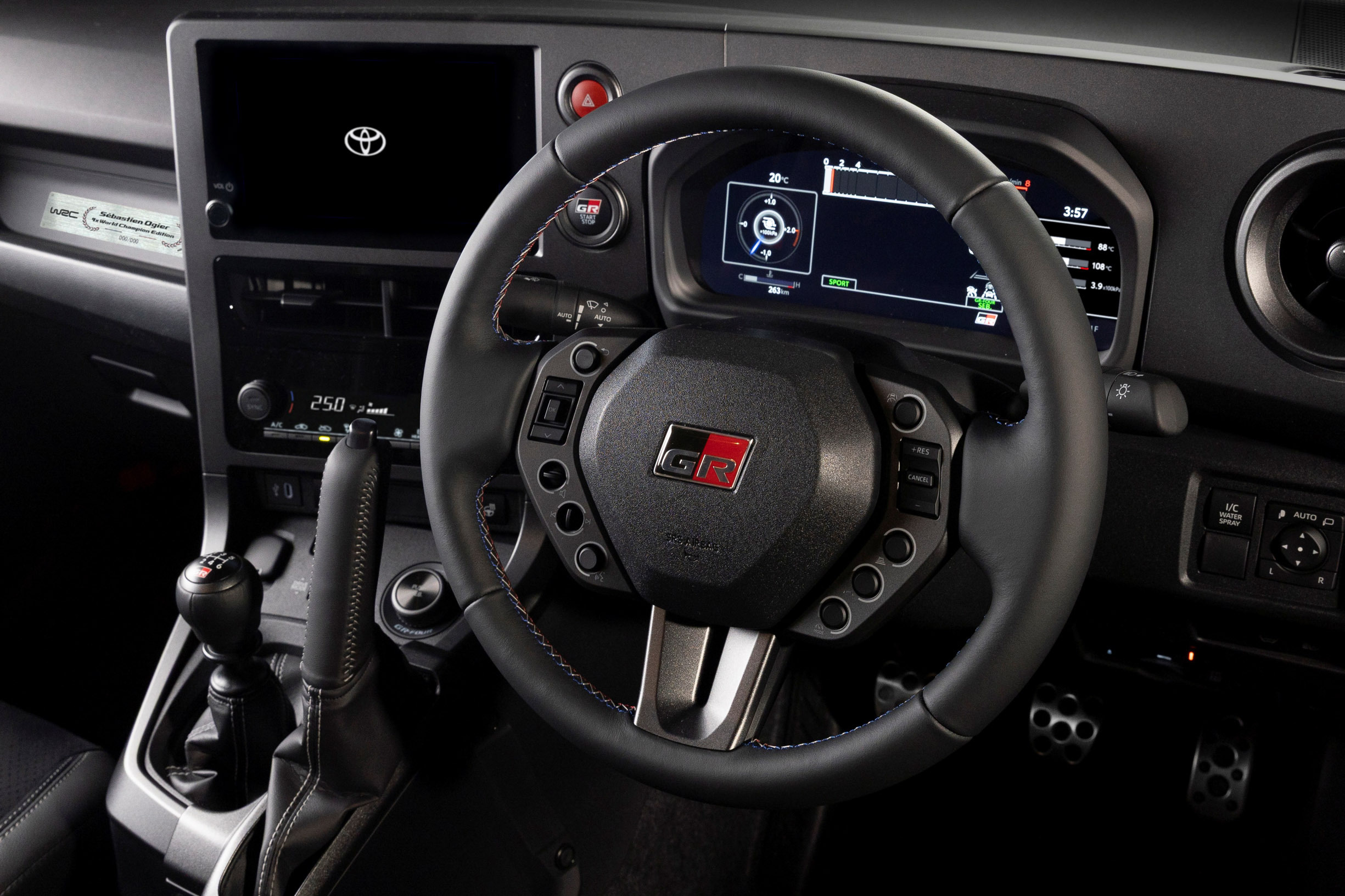 Toyota випустила лімітований GR Yaris на честь дев'ятиразового чемпіона WRC - фото 1