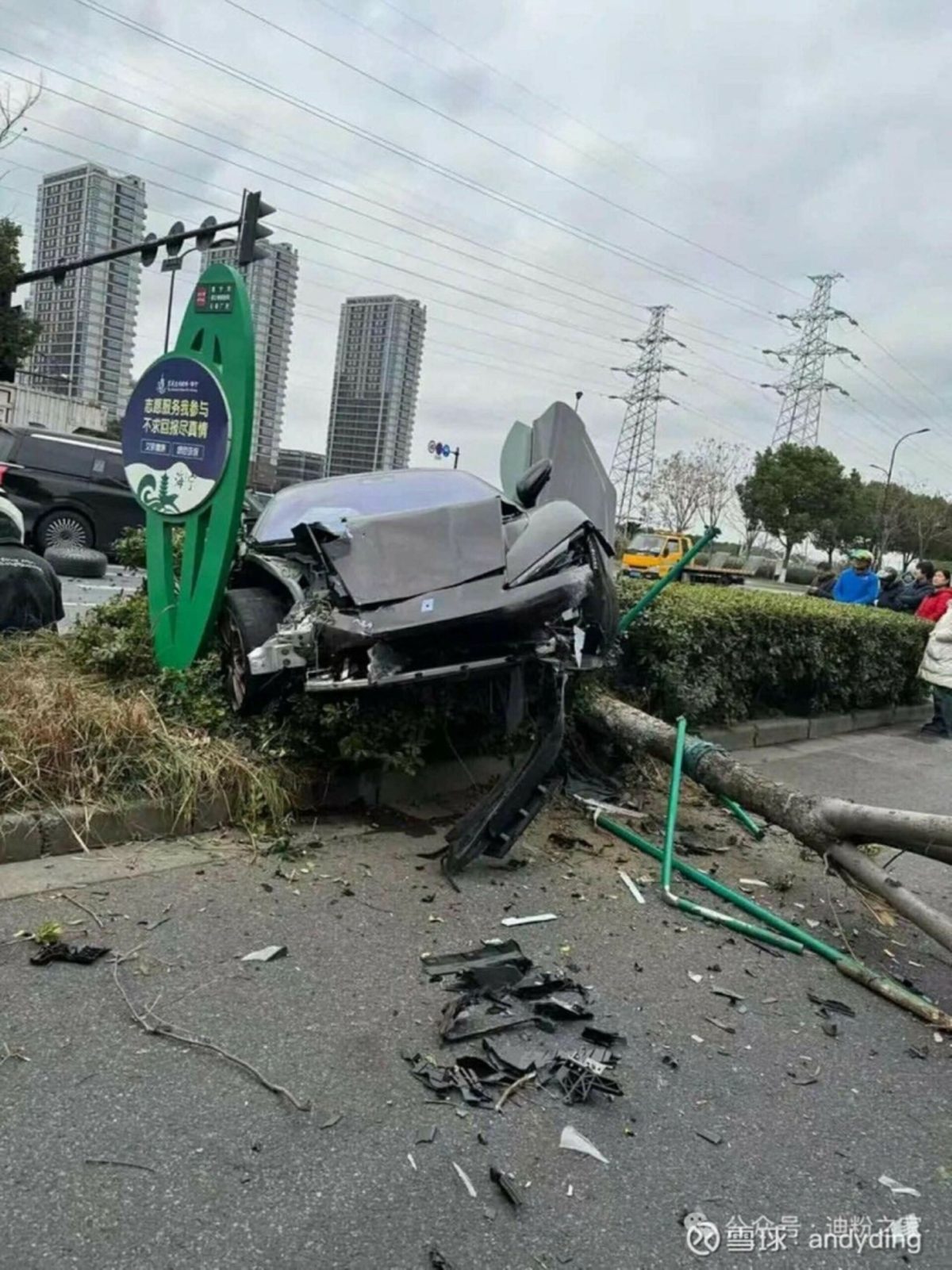 «Стрибаючий» гіперкар Yangwang U9 потрапив у масову ДТП: підвіска не врятувала - фото 2