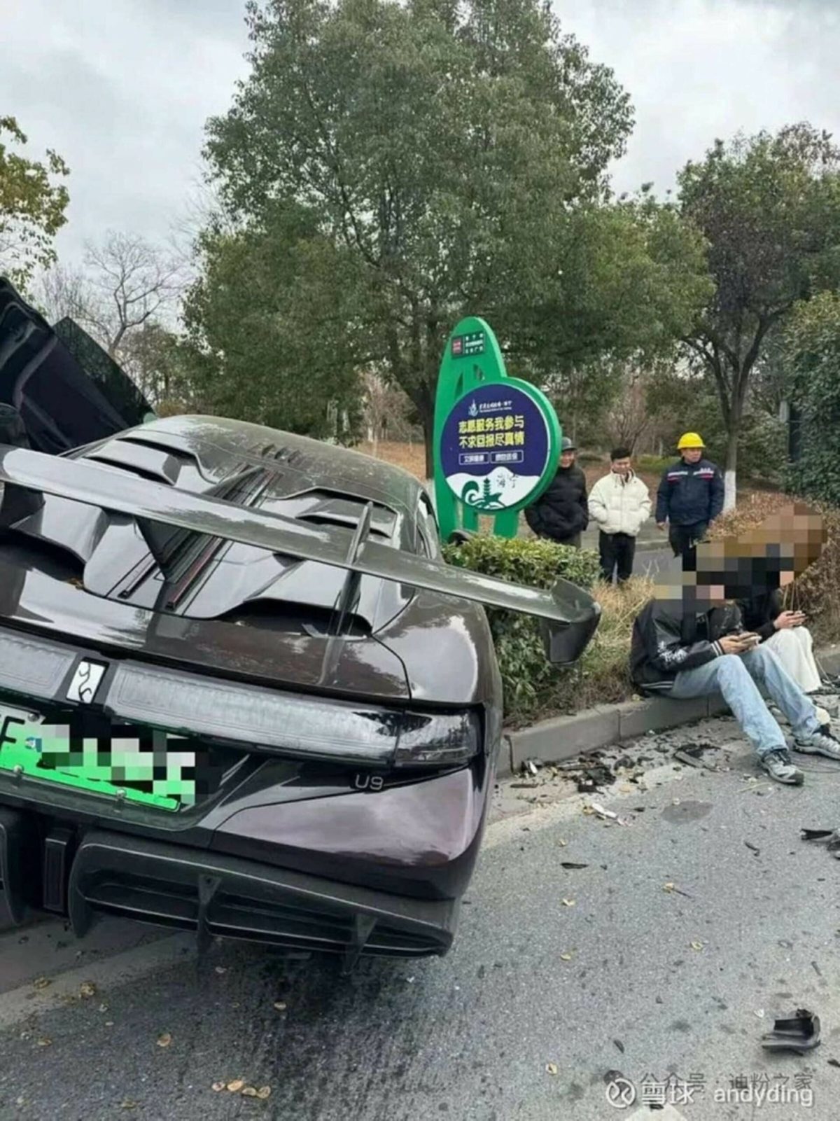 «Стрибаючий» гіперкар Yangwang U9 потрапив у масову ДТП: підвіска не врятувала - фото 4