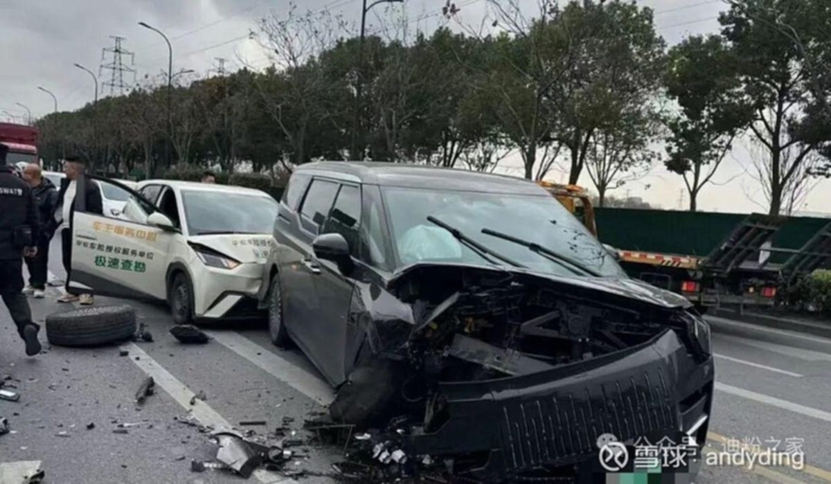 «Стрибаючий» гіперкар Yangwang U9 потрапив у масову ДТП: підвіска не врятувала - фото 6