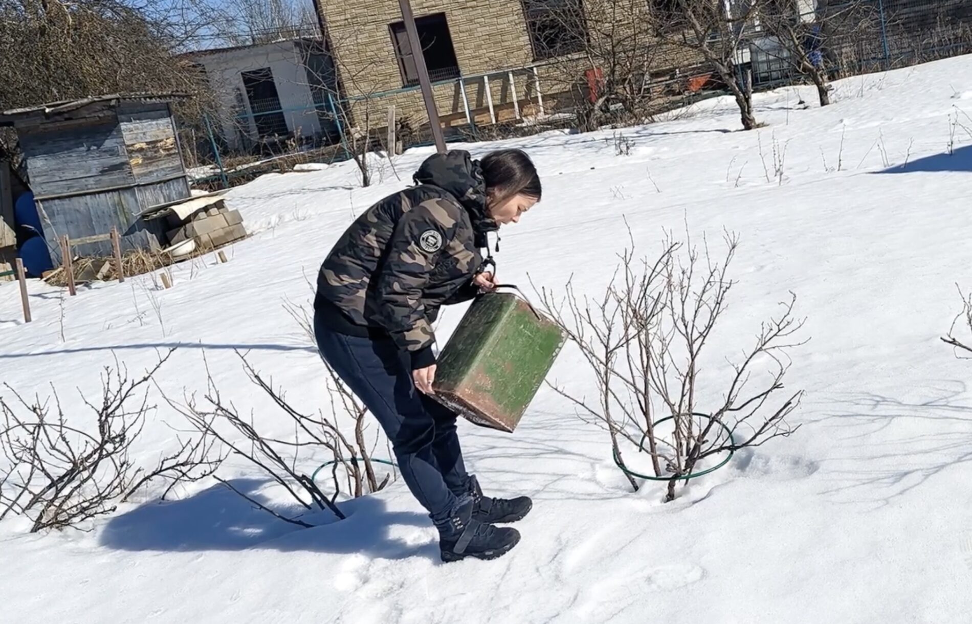 Городники розповіли про ефективне зимове підживлення землі