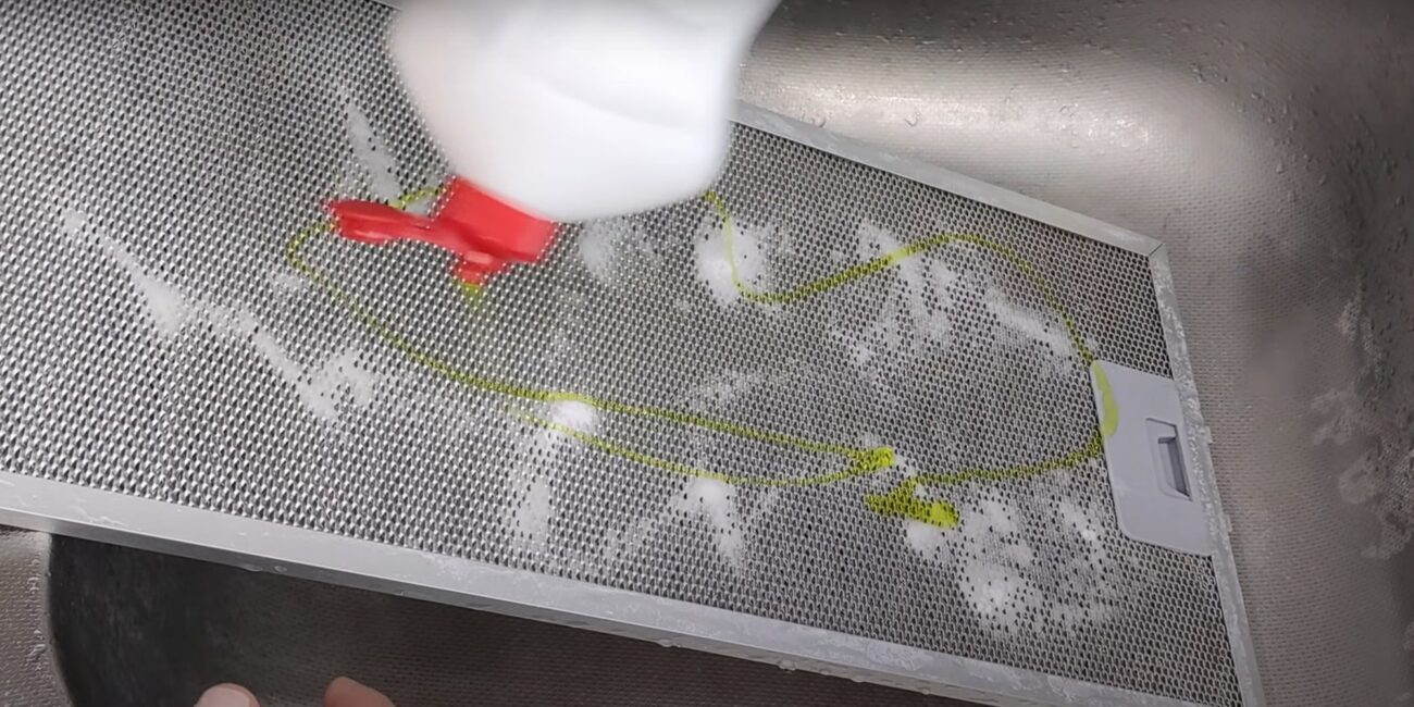 Господині розповіли, як ефективно очистити витяжку від старого нагару