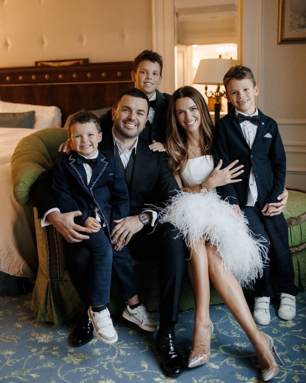 Григорій Решетнік із дружиною і трьома синами / © instagram.com/grisha_reshetnik