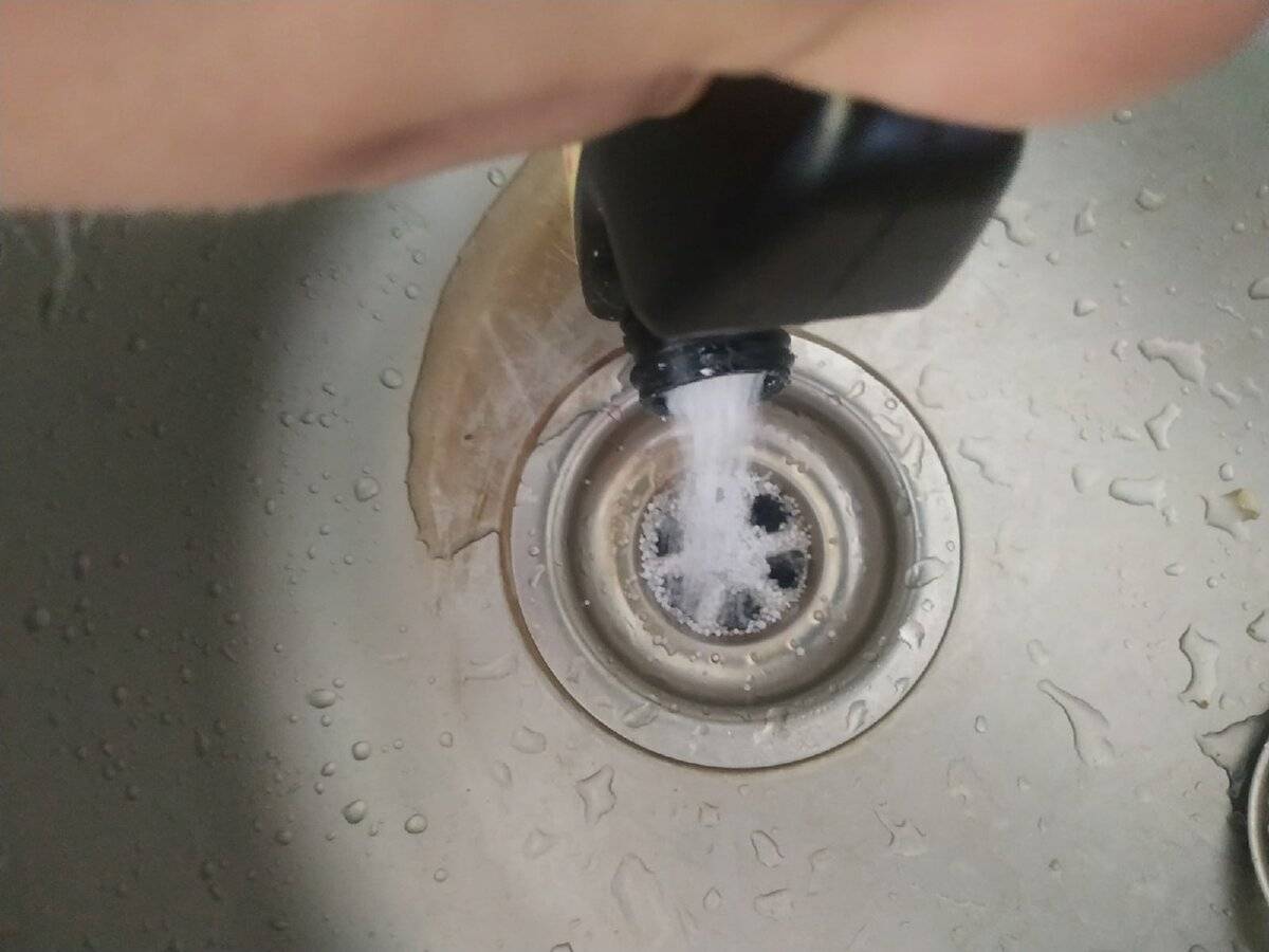 Експерти пояснили, який простий лайфхак допоможе очистити раковину від неприємного запаху