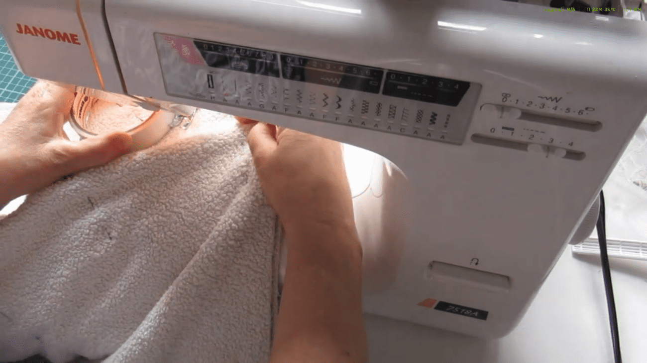 Господині показали цікавий спосіб, як зробити килимок у ванну зі звичайного рушника – порада