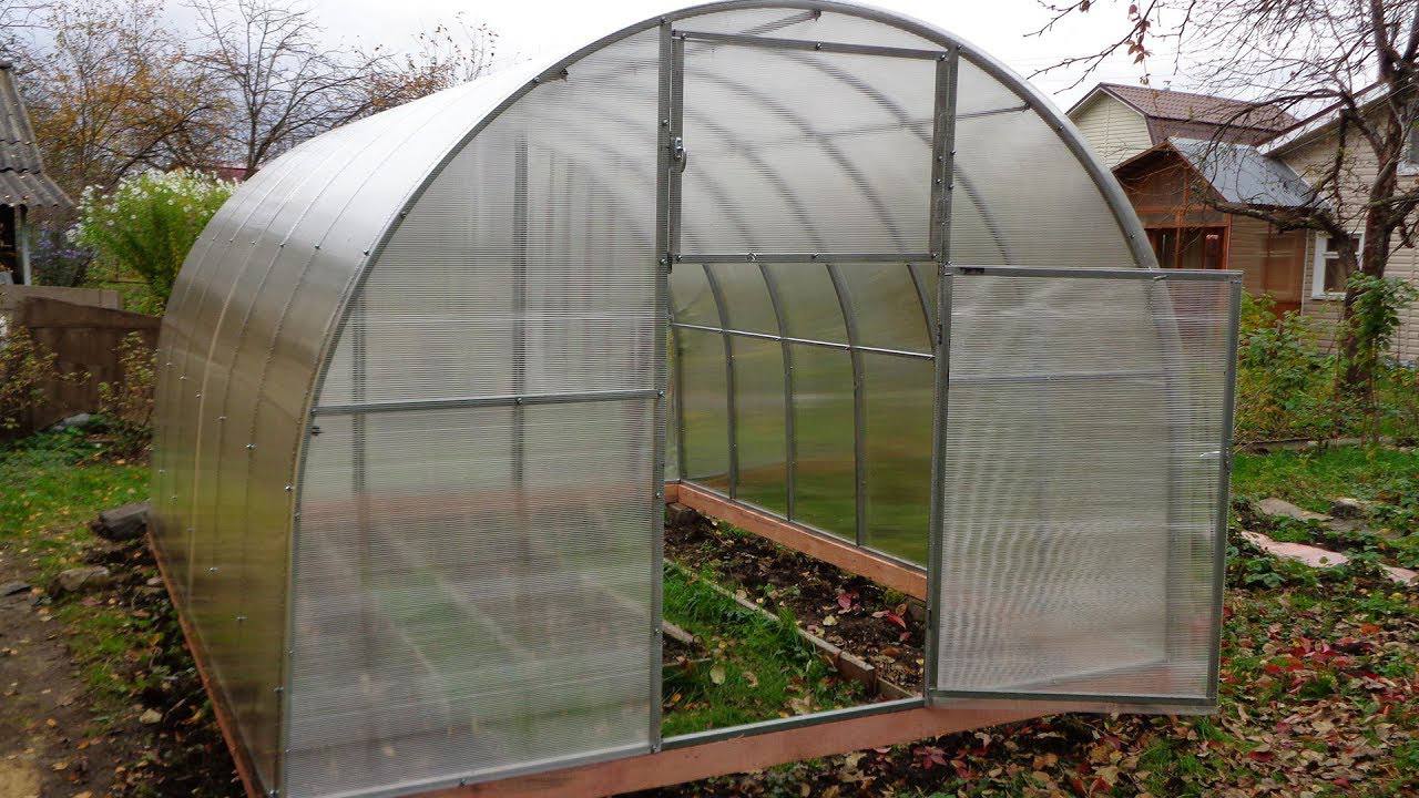 Городники розповіли, для чого потрібно ставити пляшки у теплиці