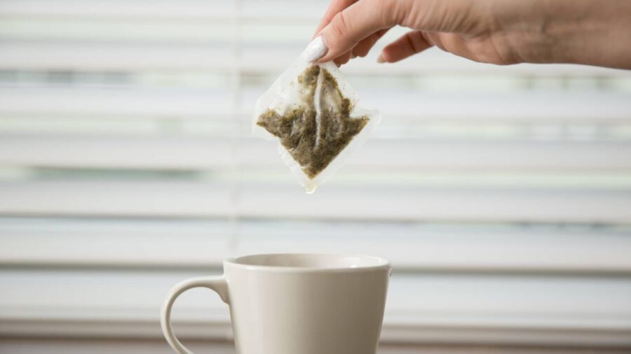 Господині розповіли, як використати використані чайні пакетики взимку Господині розповіли, як використати використані чайні пакетики взимку