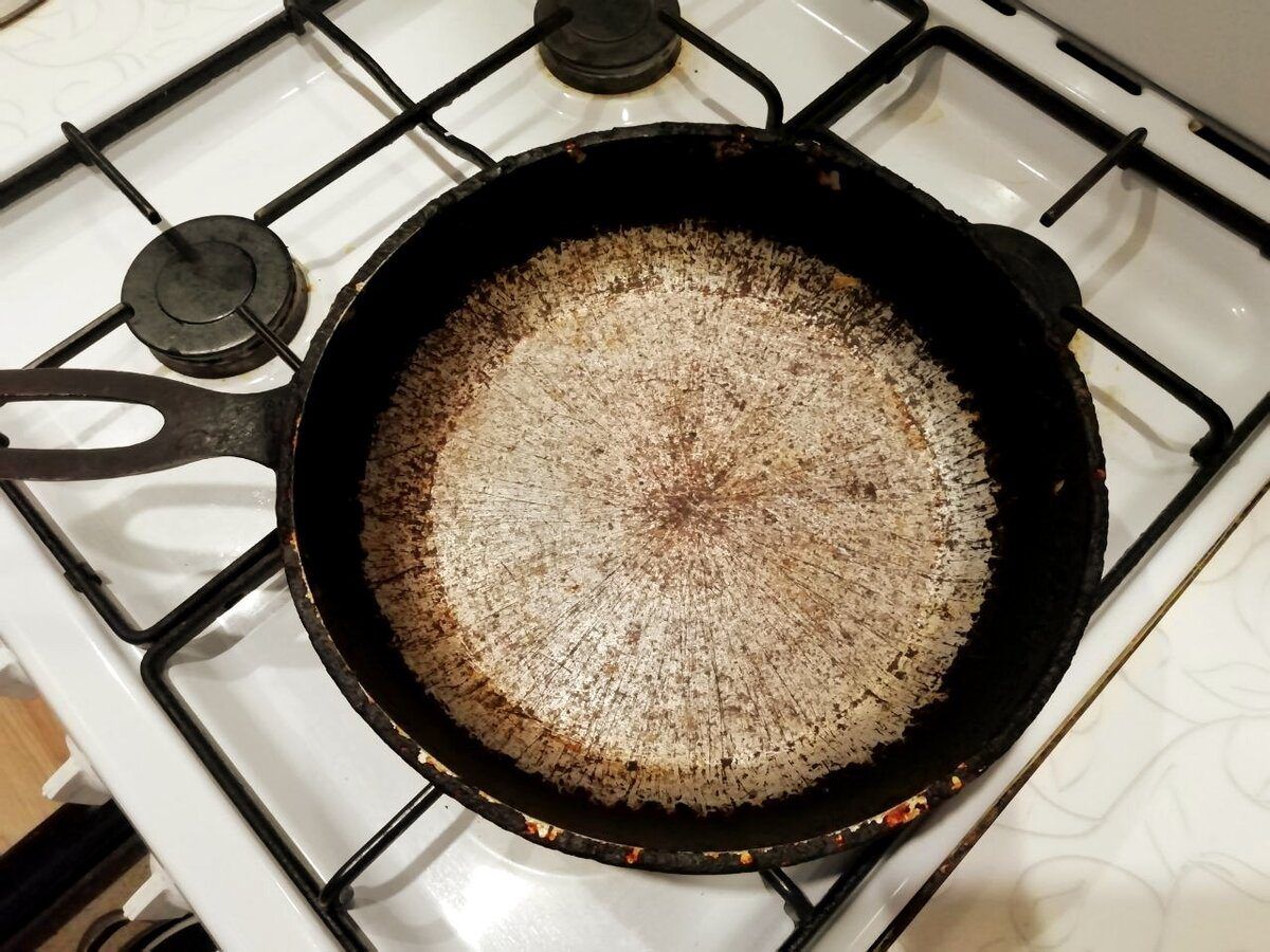 Експерти порадили простий спосіб і засіб, який допоможе відмити старий нагар на сковорідці