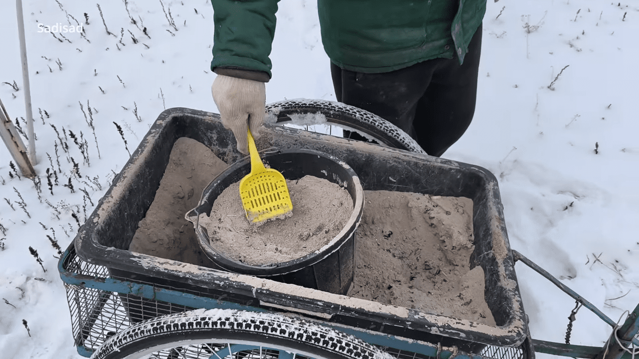 Городники розповіли, які натуральні добрива варто розкидати по снігу