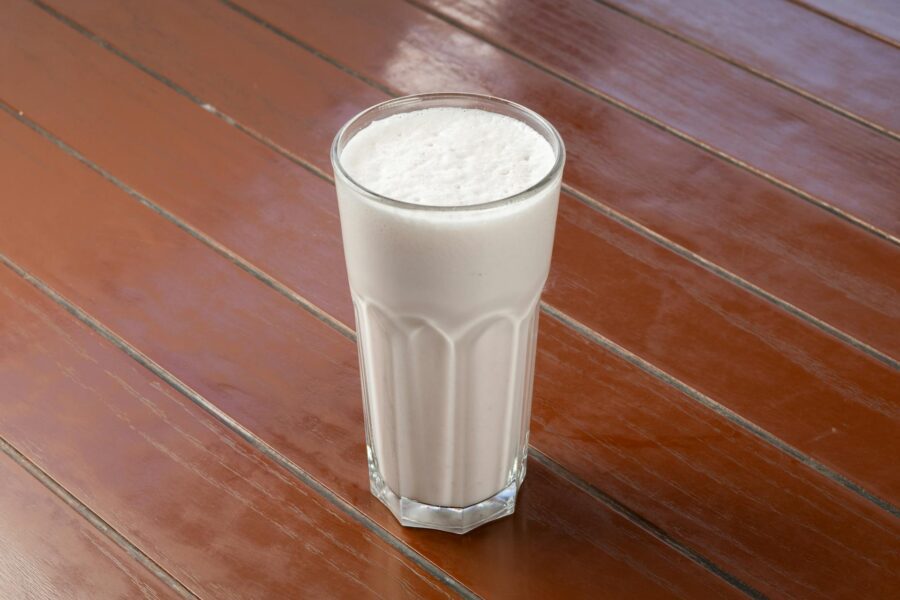 Господині розповіли, що додати у молоко, аби воно довше зберігалося свіжим 