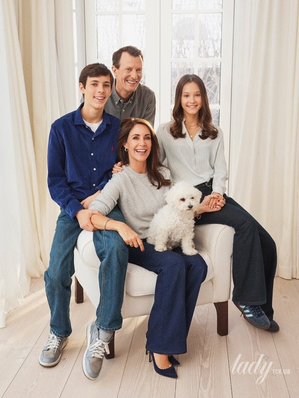 Принцеса Марі з сином Генріком та дочкою Афіною та чоловіком принцом Йоагімом, а також їхнім собакою Серізою / © Данська королівська родина/Instagram