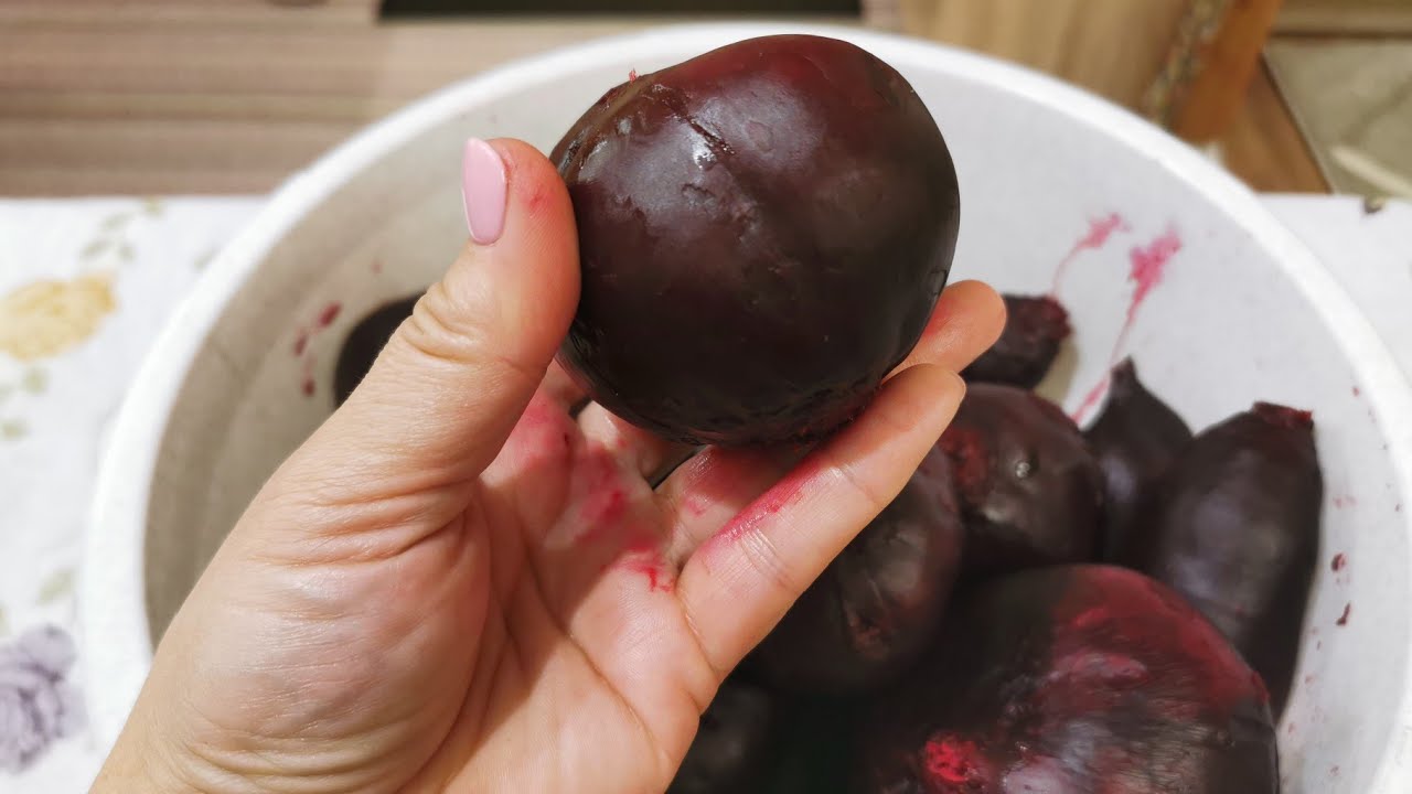 Експерти розповіли, як очистити нігті та руки від слідів куркуми і буряка без клопоту та швидко