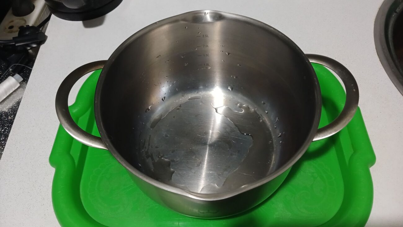 Експерти розповіли, як за допомогою простого лайфхаку очистити каструлю від нагару