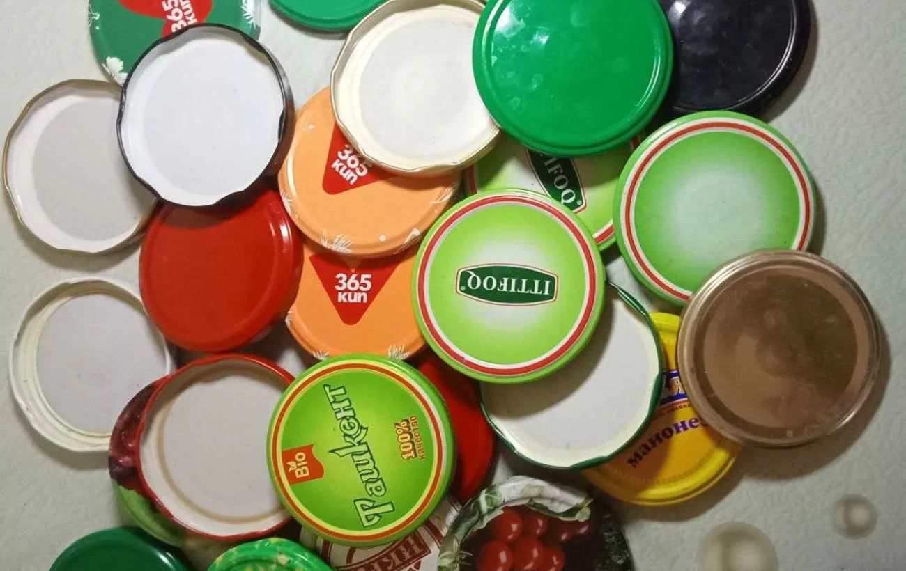 Експерти порадили простий лайфхак із кришками від банок, який допоможе садівникам у теплиці