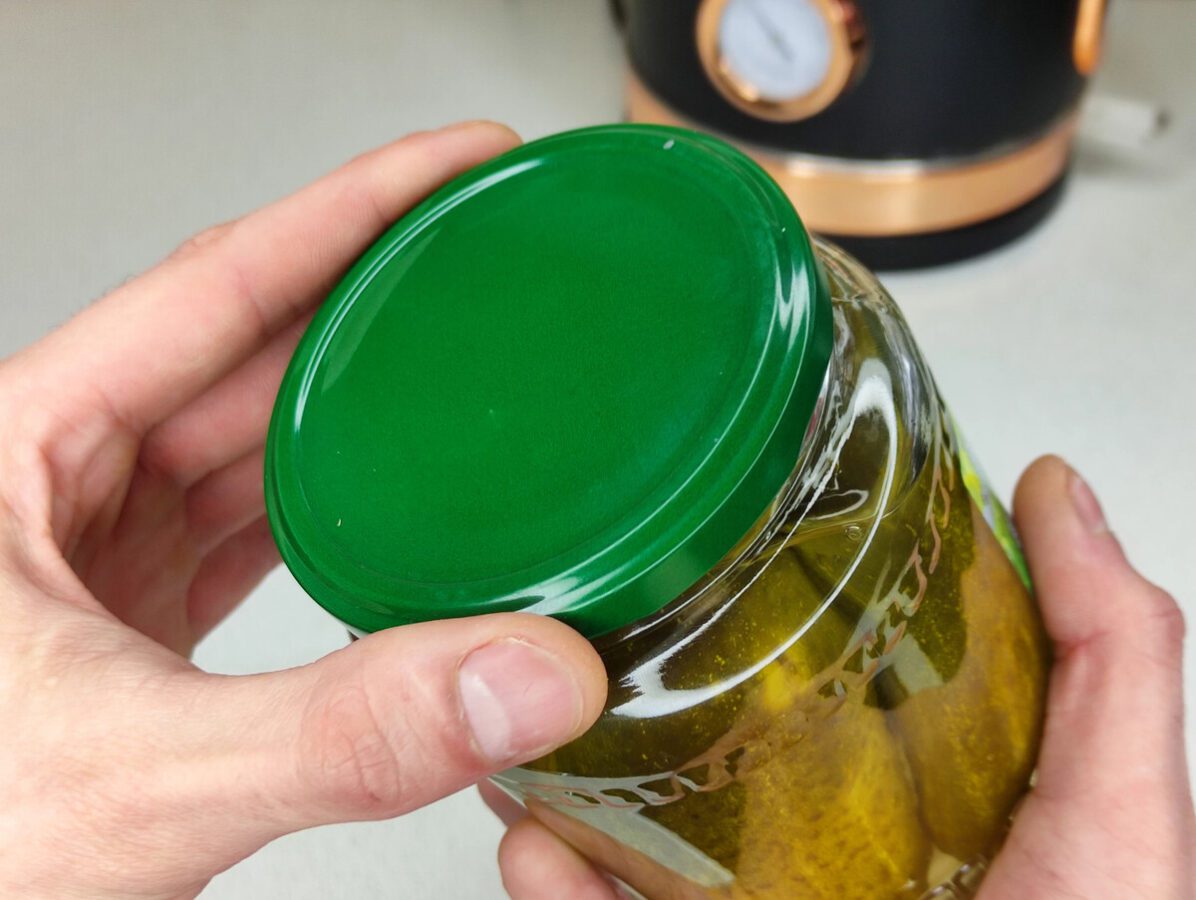 Експерти порадили простий лайфхак із кришками від банок, який допоможе садівникам у теплиці