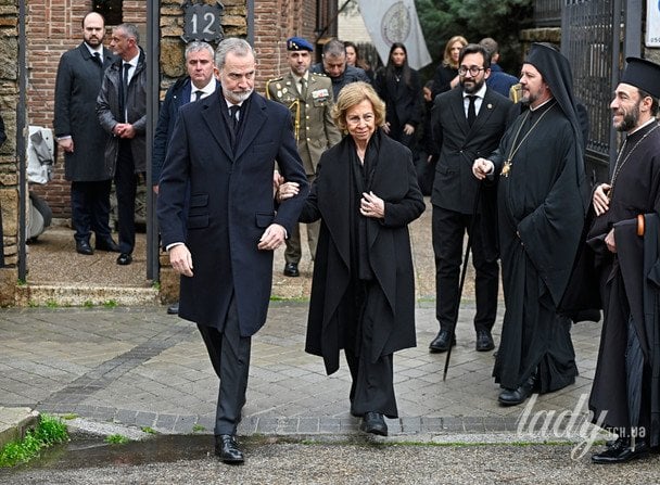 Король Філіп VI і його мати королева Софія на прощанні з принцесою Ірен / © Getty Images