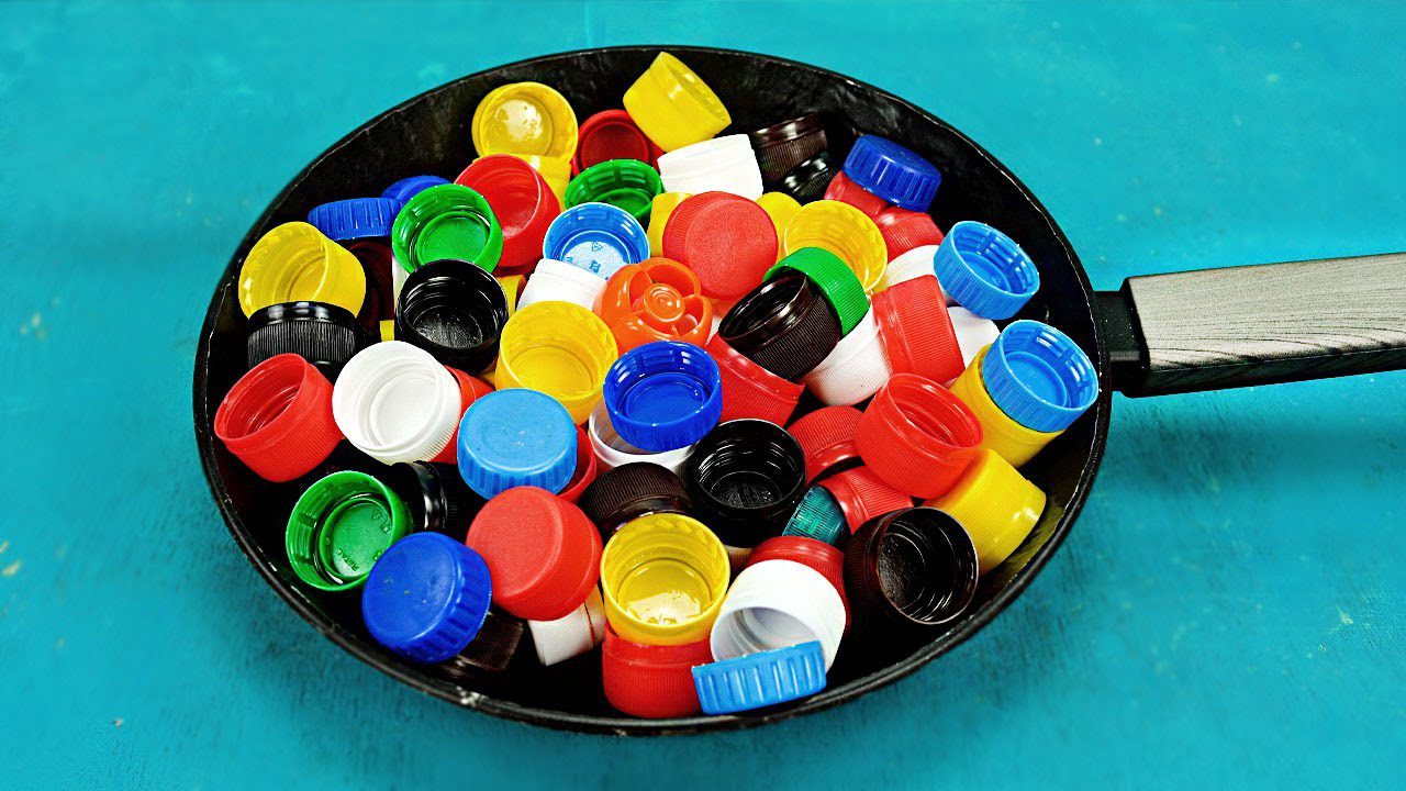 Господині розповіли, що цікавого можна зробити з кришками від пластикових пляшок