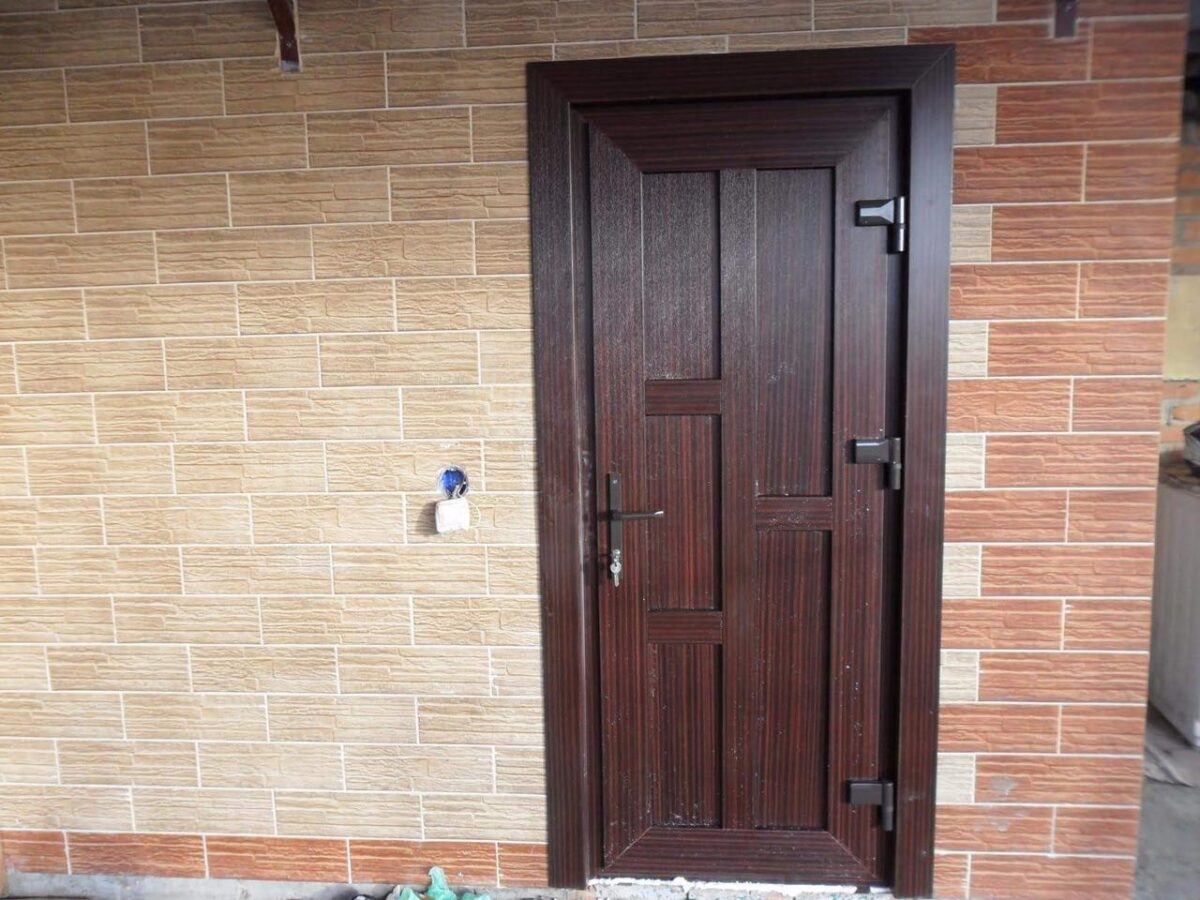 Експерти порадили простий спосіб утеплити вхідні двері від протягів і холоду без витрат — порада