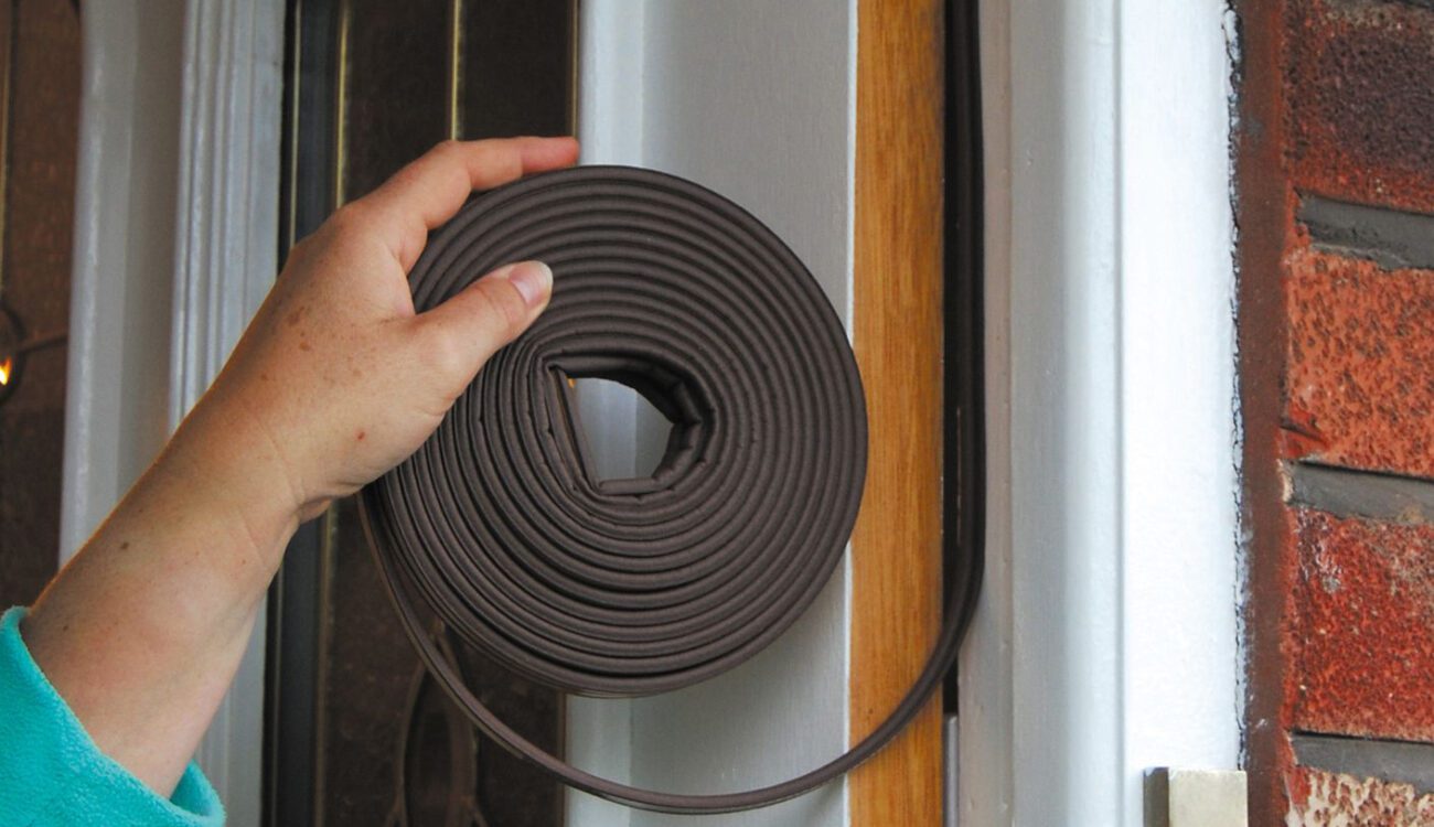 Експерти порадили простий спосіб утеплити вхідні двері від протягів і холоду без витрат — порада