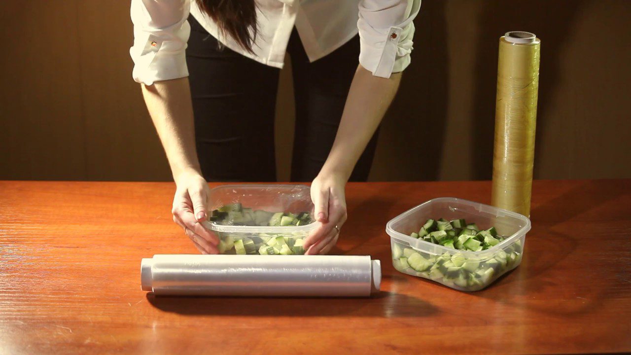 Господині розповіли, навіщо зберігати харчову плівку в морозильній камері