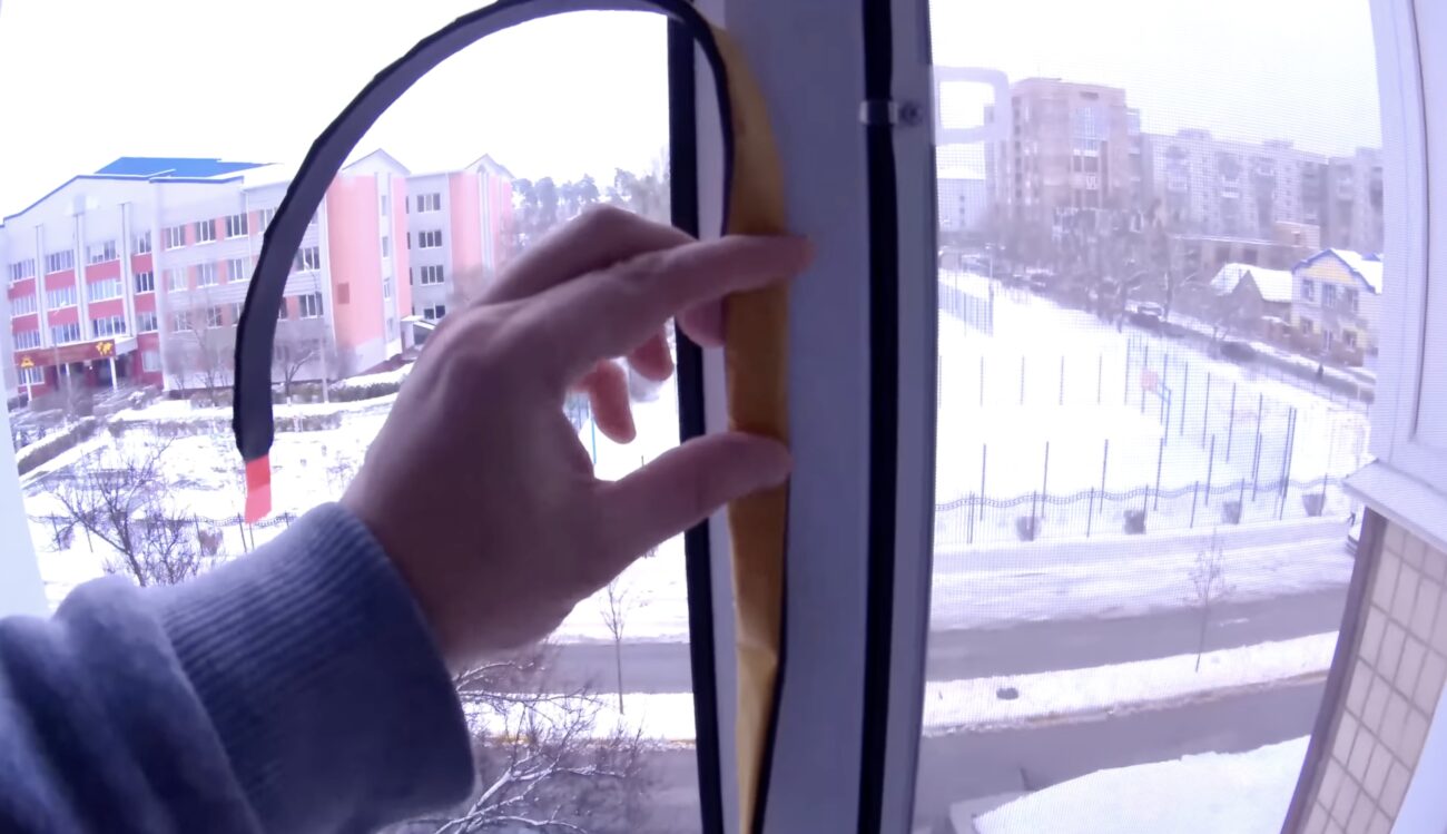 Господині розповіли, як бюджетно заклеїти шибки на вікнах