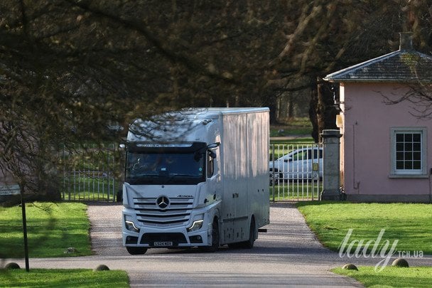 Вантажівка виїжджає з Роял Лодж із багажем екс-принца Ендрю / © Getty Images