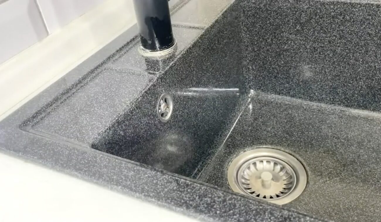 Господині розповіли, чим змастити раковину, щоб не зʼявлявся наліт 