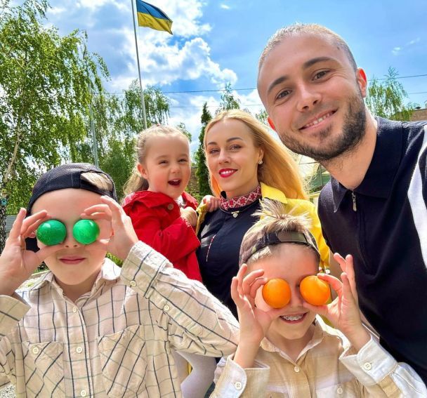 Олена Тополя з дітьми і Тарасом Тополею / © instagram.com/tarastopolia