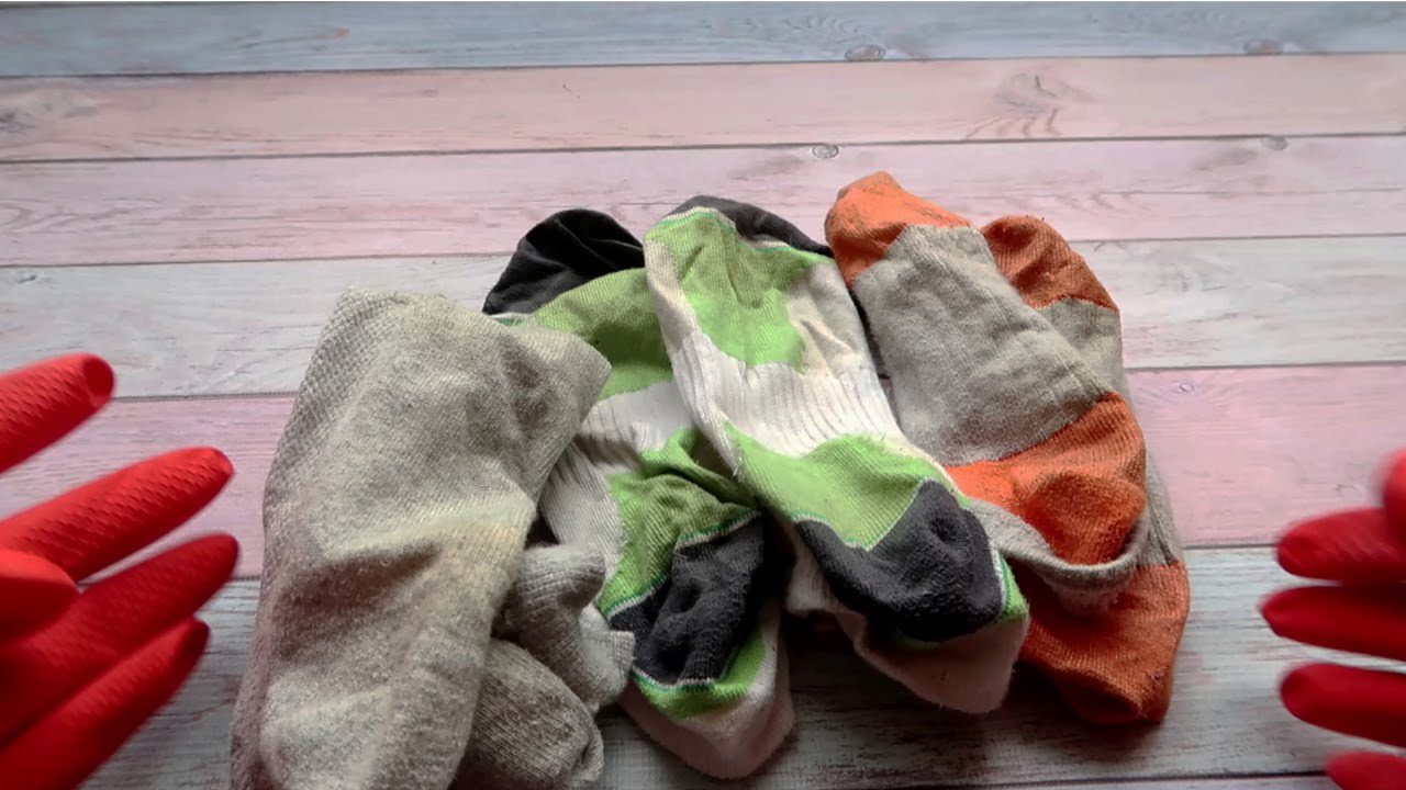 Господині розповіли, як помити підлогу за допомогою старих шкарпеток