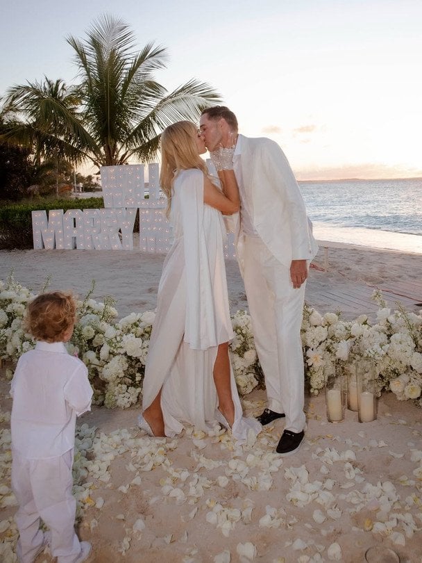 Періс Гілтон із чоловіком та сином / © instagram.com/parishilton