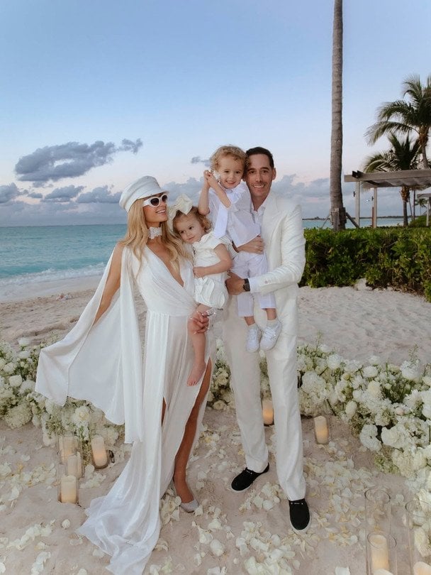 Періс Гілтон із чоловіком та дітьми / © instagram.com/parishilton