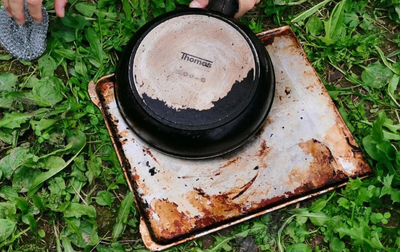 Експерти розповіли, як за допомогою простого засобу очистити сковорідку від бруду та жиру без витрат