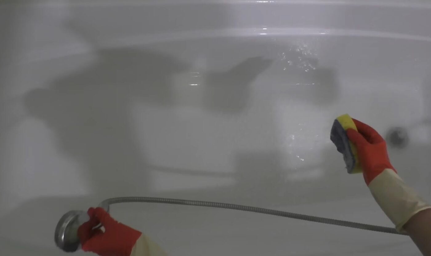 Бюджетний метод чищення ванни від нальоту