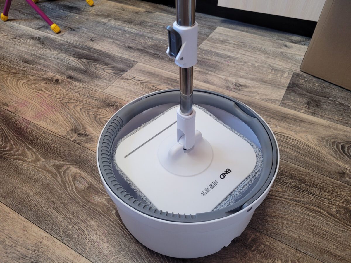 Господині розповіли, що додати у воду для миття підлоги, щоб пил довше не осідав